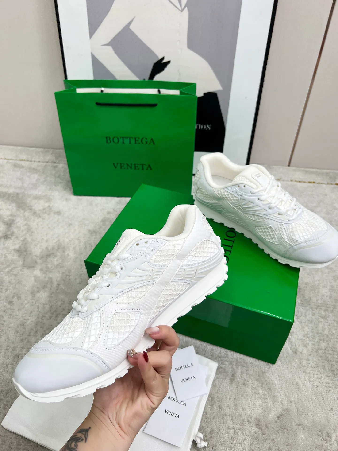 P540. Top version (couples model) Bottega Veneta Bottega Veneta 23ss autumn and winter show BV Orbit sneakers Wang Yibo's same style couples casual shoes dad shoes! Runner sneakers! Original purchase and development!  Made of original lightweight technical mesh fabric, the same as the original version! The process is complicated!  Paired with a rubber outsole designed with a geometric pattern, the high version of the Wang Zha series is actually much taller, but the legs still look slim. Very nice. Durable and playable, standard and version-matching shoe package technology, look for high-end versions. The original outsole is exclusively molded, and the color-blocked TPU outsole is used. The material and weight are the same as the original!  Size: #Female 35-41 (40 and 41 customized sizes are non-refundable) Male 39-45 (45 size customized are non-returnable and exchangeable)